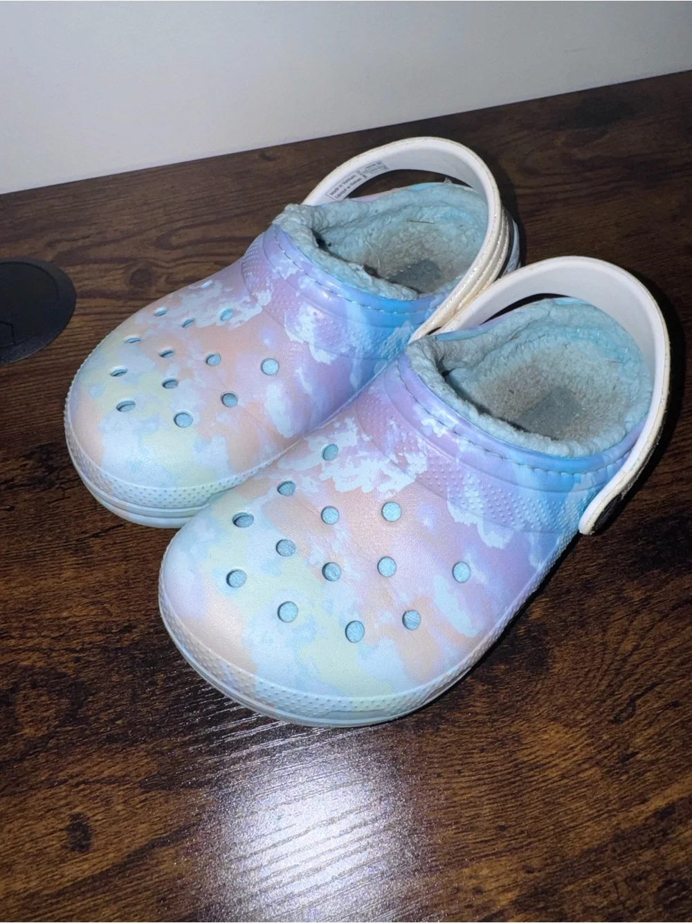 CROCS Kids Pastel Tie-Dye Fleece-Lined Clogs in Pink and Blue